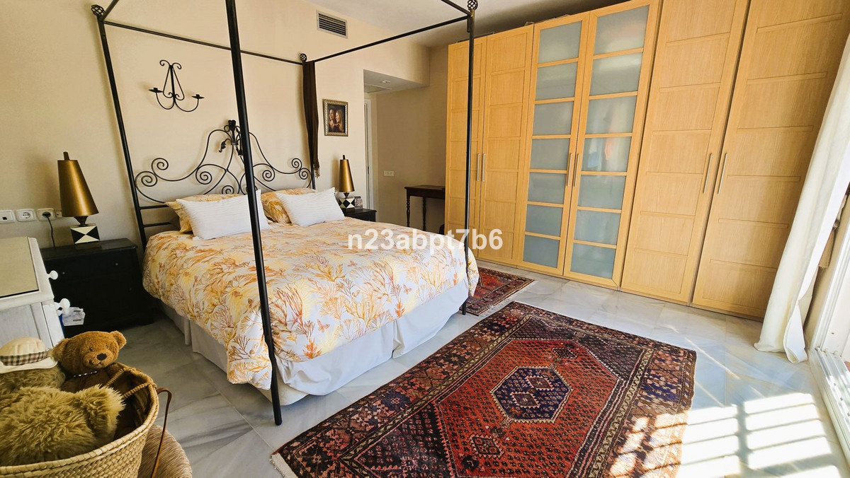 2 Bedroom Apartment in Benahavís - Photo 14