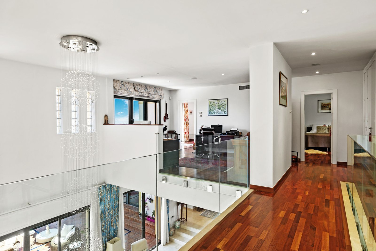 6 Bedroom Villa in Marbella - Photo 29