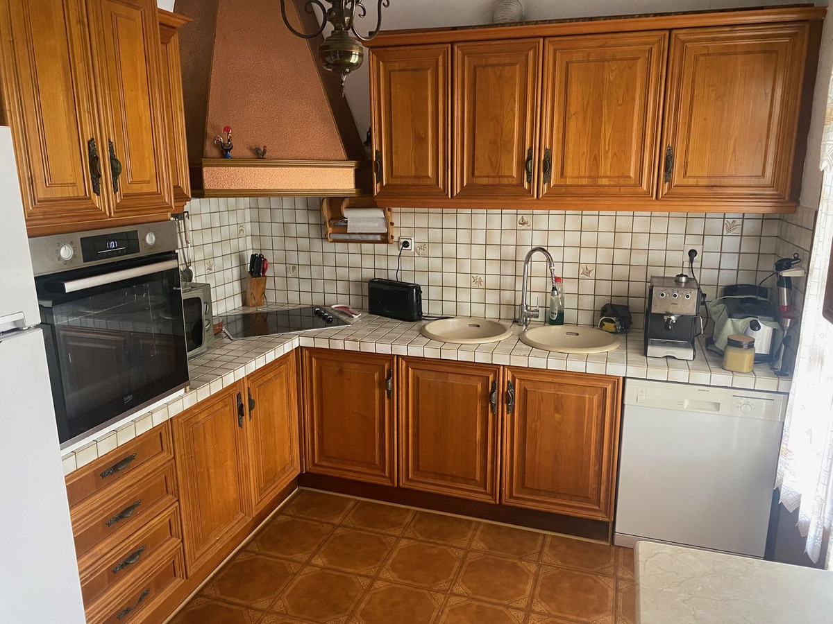 5 Bedroom Villa in Estepona - Photo 4