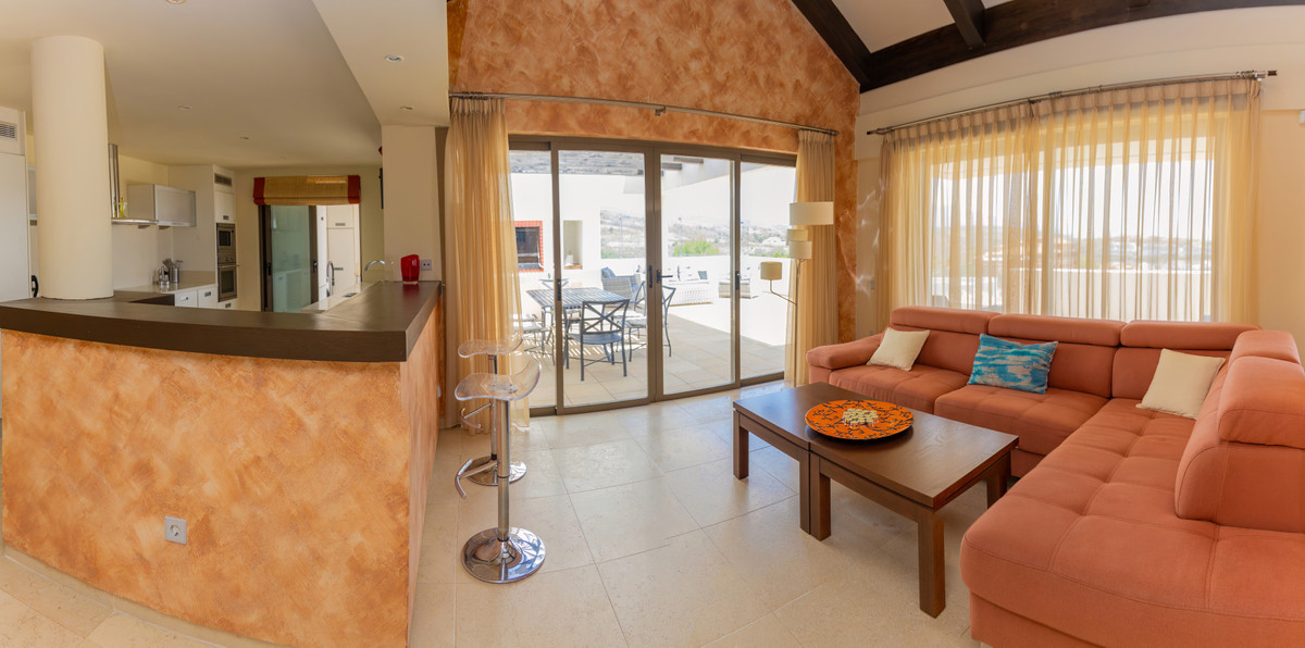 3 Bedroom Penthouse in Benahavís - Photo 8