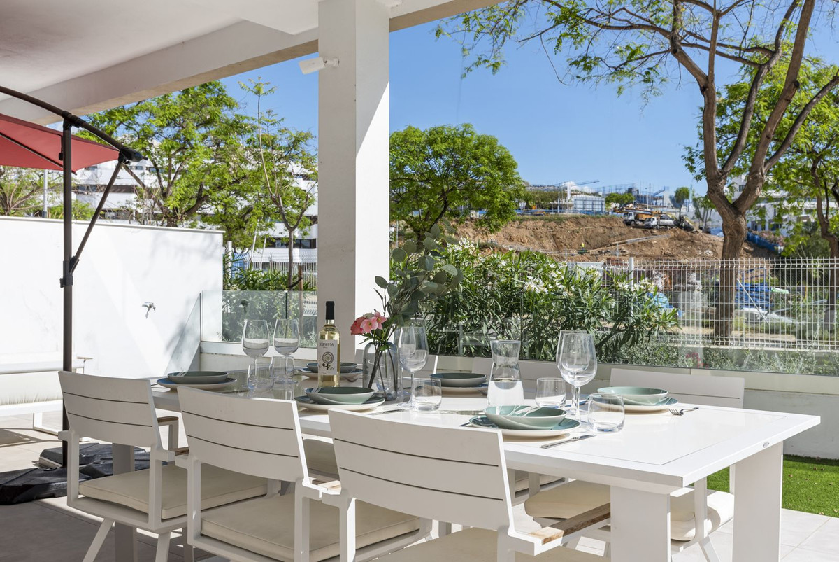 3 Bedroom Apartment in Estepona - Photo 2