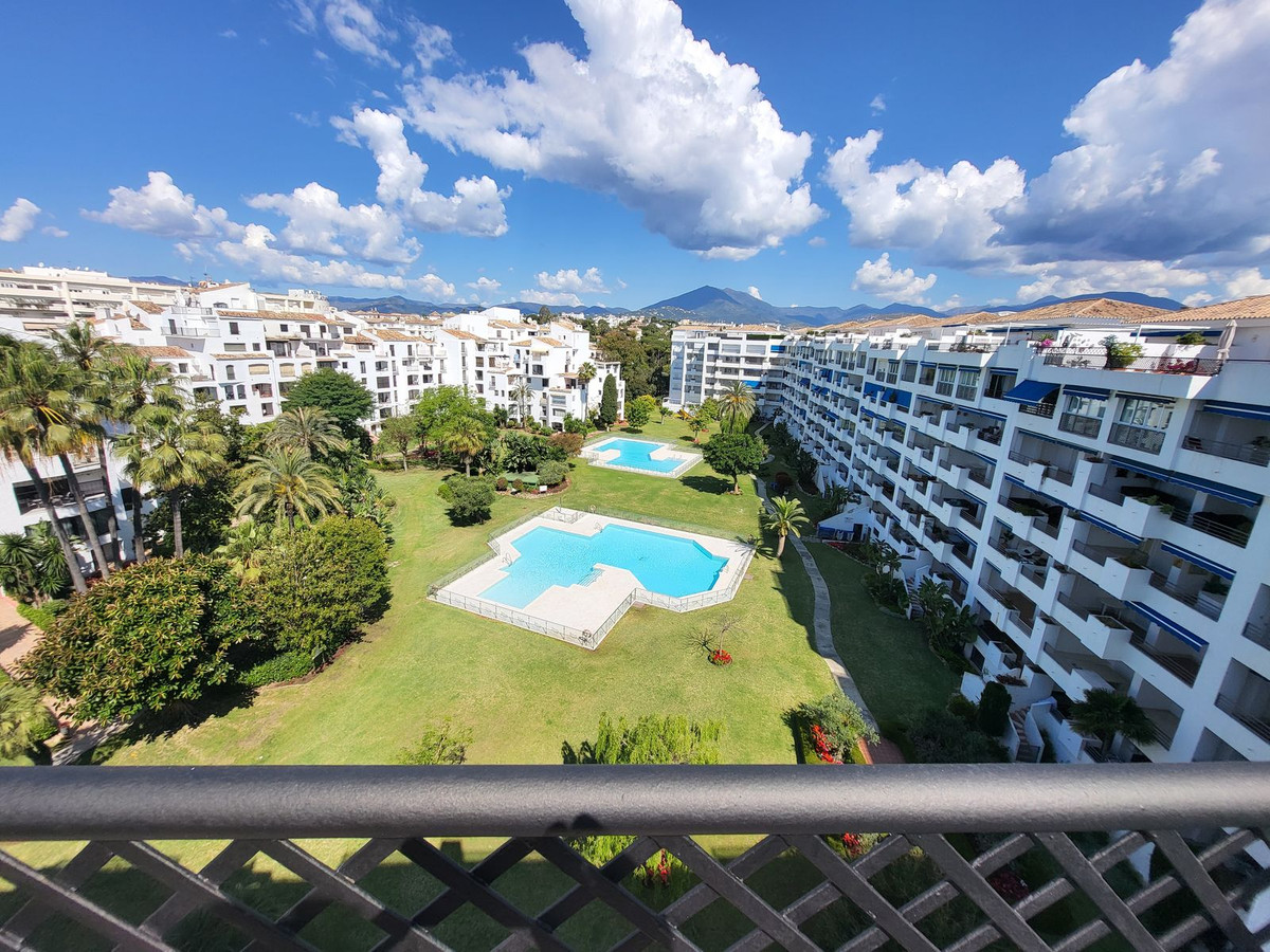 Piso de 4 dormitorios con piscina en Málaga – Foto 2