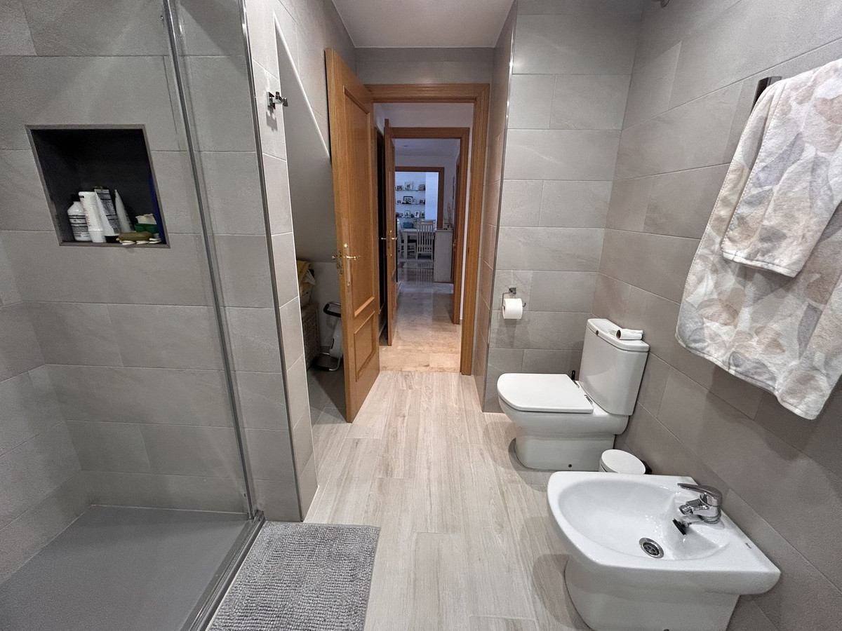 3 Bedroom Penthouse in Estepona - Photo 25