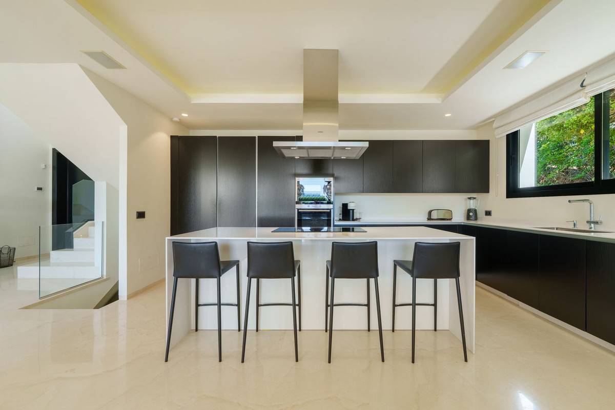 6 Bedroom Villa in Marbella - Photo 3