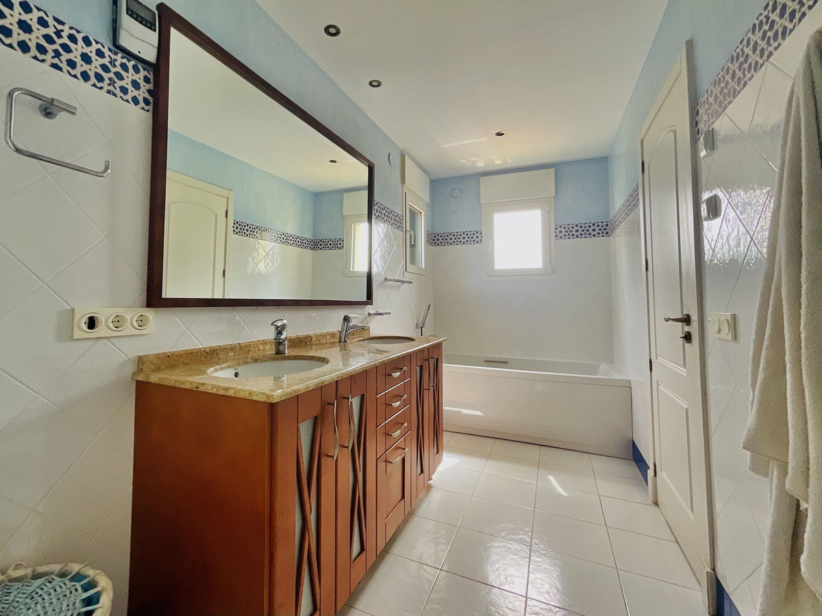 6 Bedroom Villa in Marbella - Photo 24