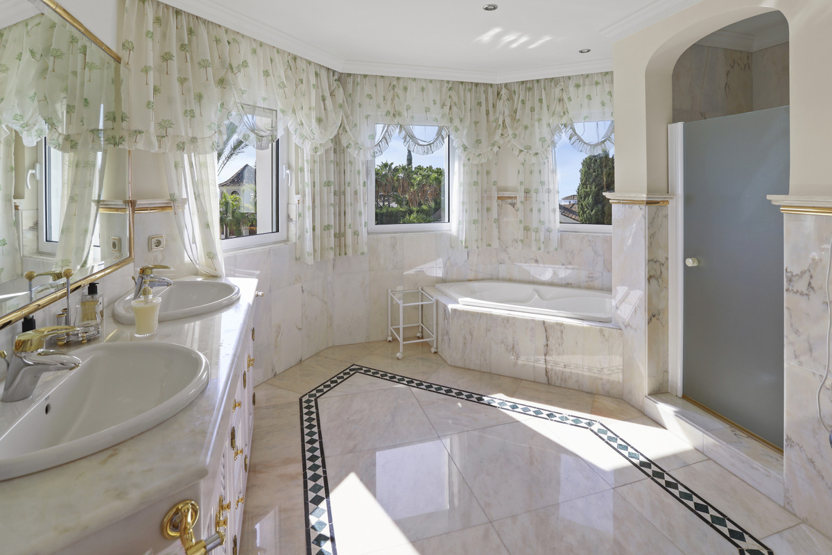 5 Bedroom Villa in Estepona - Photo 27