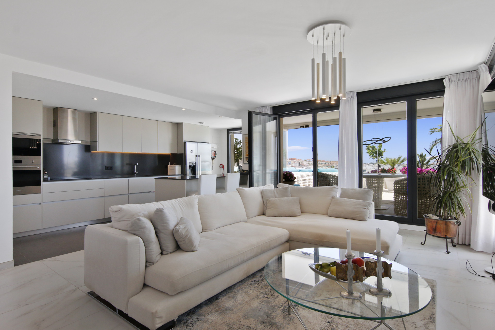 3 Bedroom Penthouse in Estepona - Photo 5