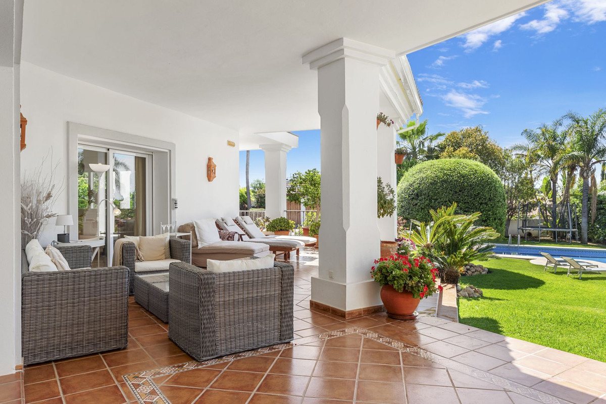 6 Bedroom Villa in Estepona - Photo 29