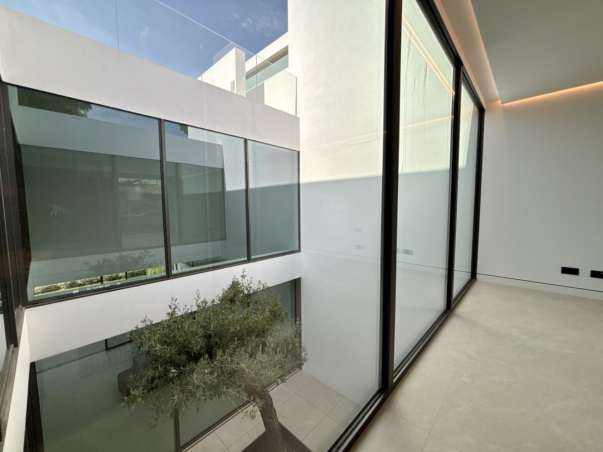 4 Bedroom Villa in Marbella - Photo 26