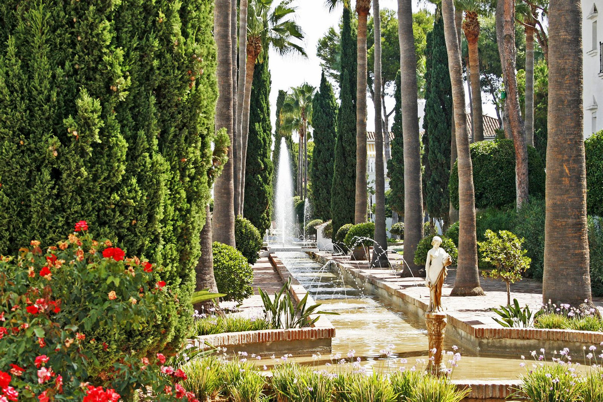 2 Bedroom Apartment in Estepona - Photo 3