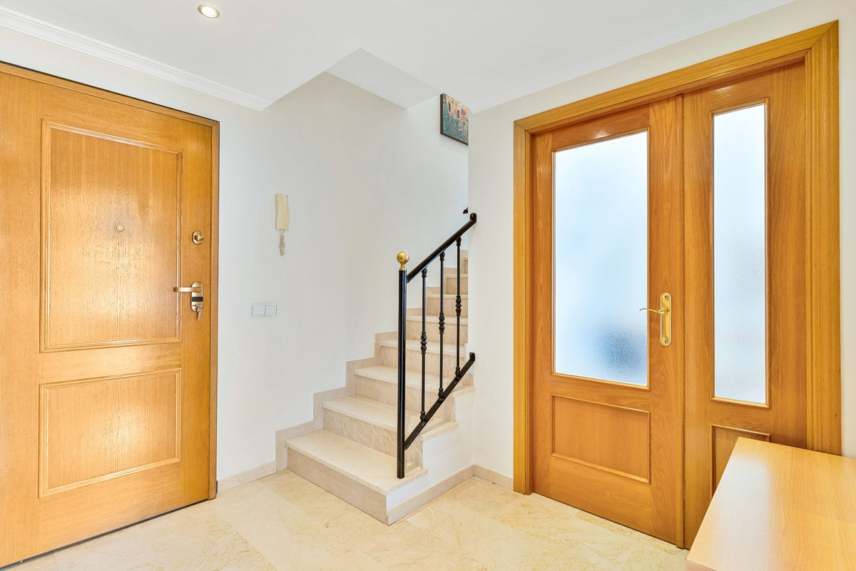 3 Bedroom Penthouse in Estepona - Photo 10