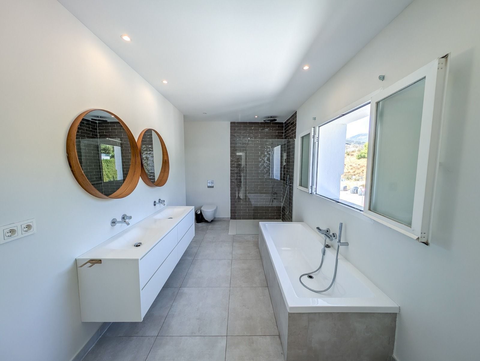 4 Bedroom Villa in Marbella - Photo 9