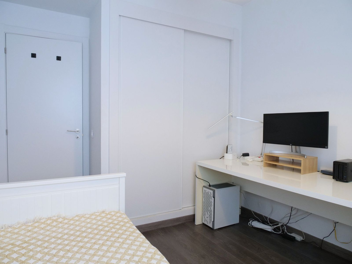 3 Bedroom Apartment in Estepona - Photo 9