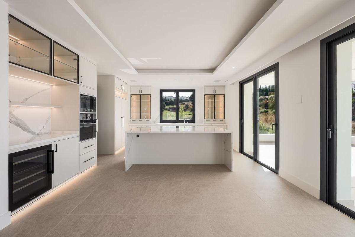 4 Bedroom Villa in Estepona - Photo 4
