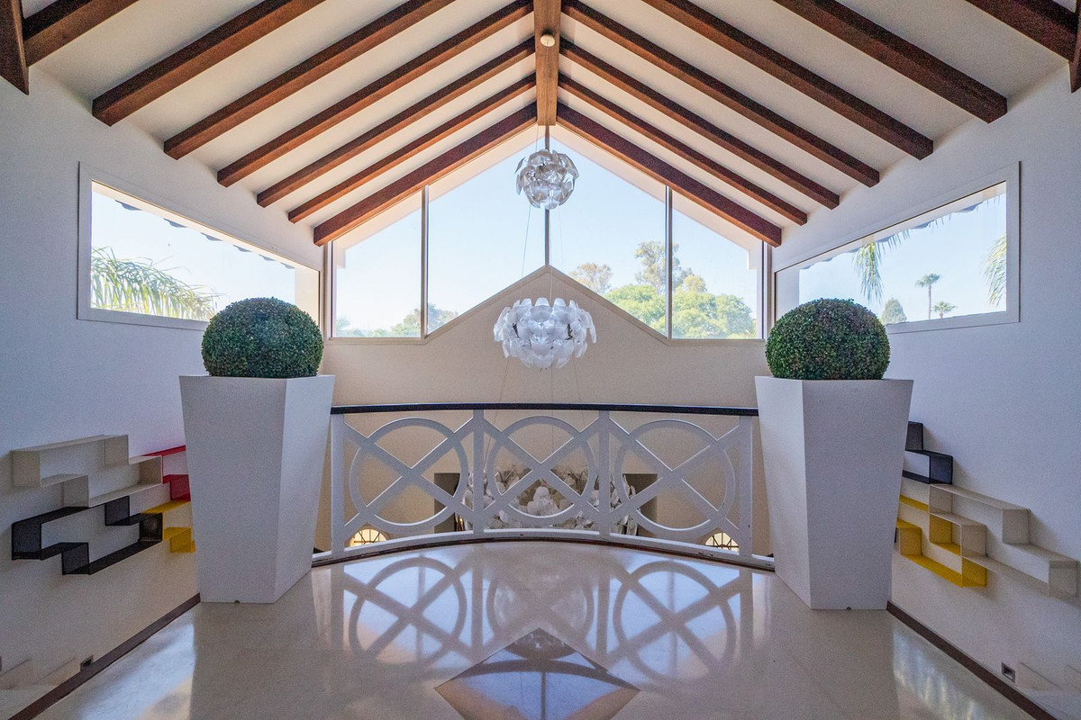 10 Bedroom Villa in Estepona - Photo 22