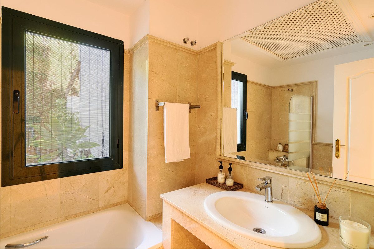 4 Bedroom Villa in Estepona - Photo 25