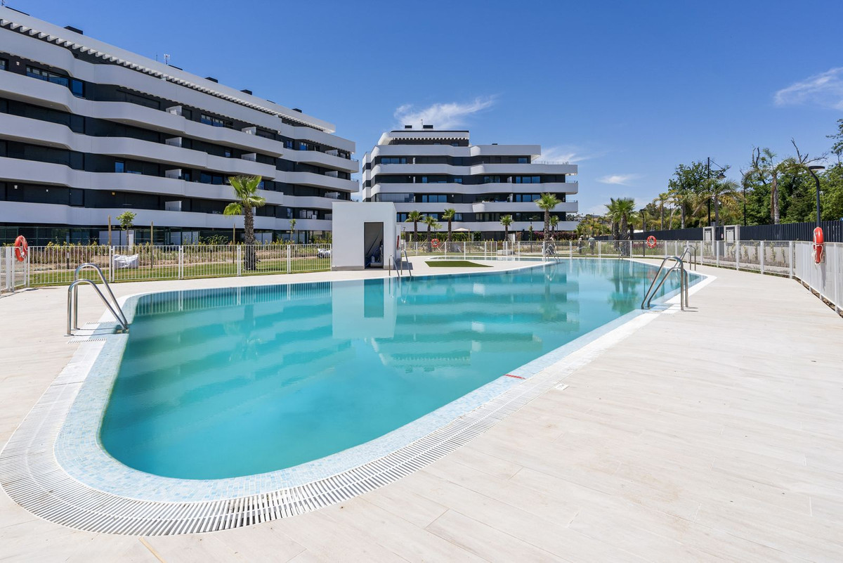2 Bedroom Penthouse in Torremolinos - Photo 24