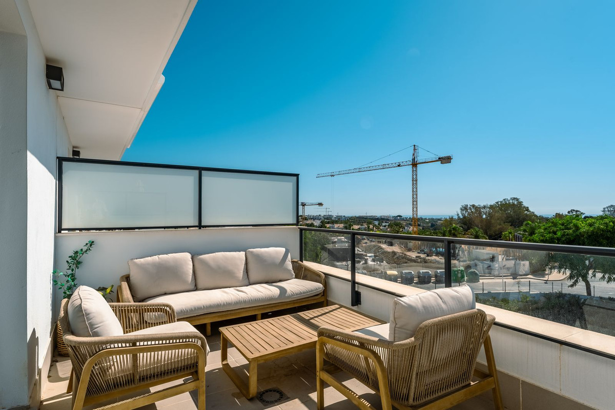 2 Bedroom Penthouse in Estepona - Photo 4