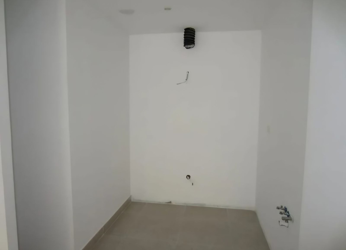 2 Bedroom Apartment in Fuengirola - Photo 12