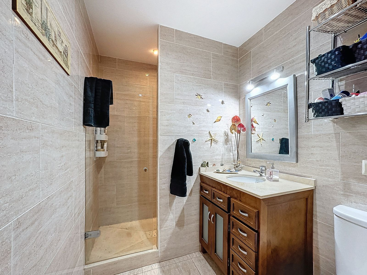 5 Bedroom Villa in Estepona - Photo 21