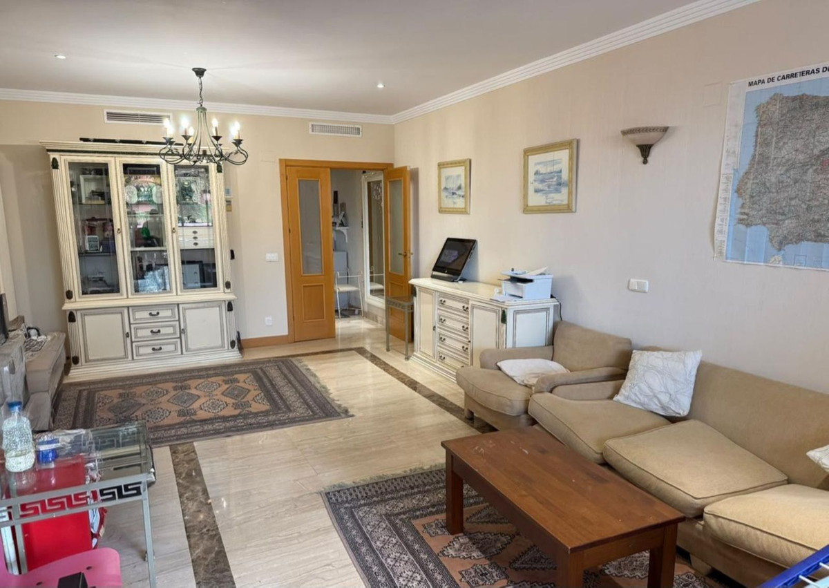 2 Bedroom Apartment in Estepona - Photo 10