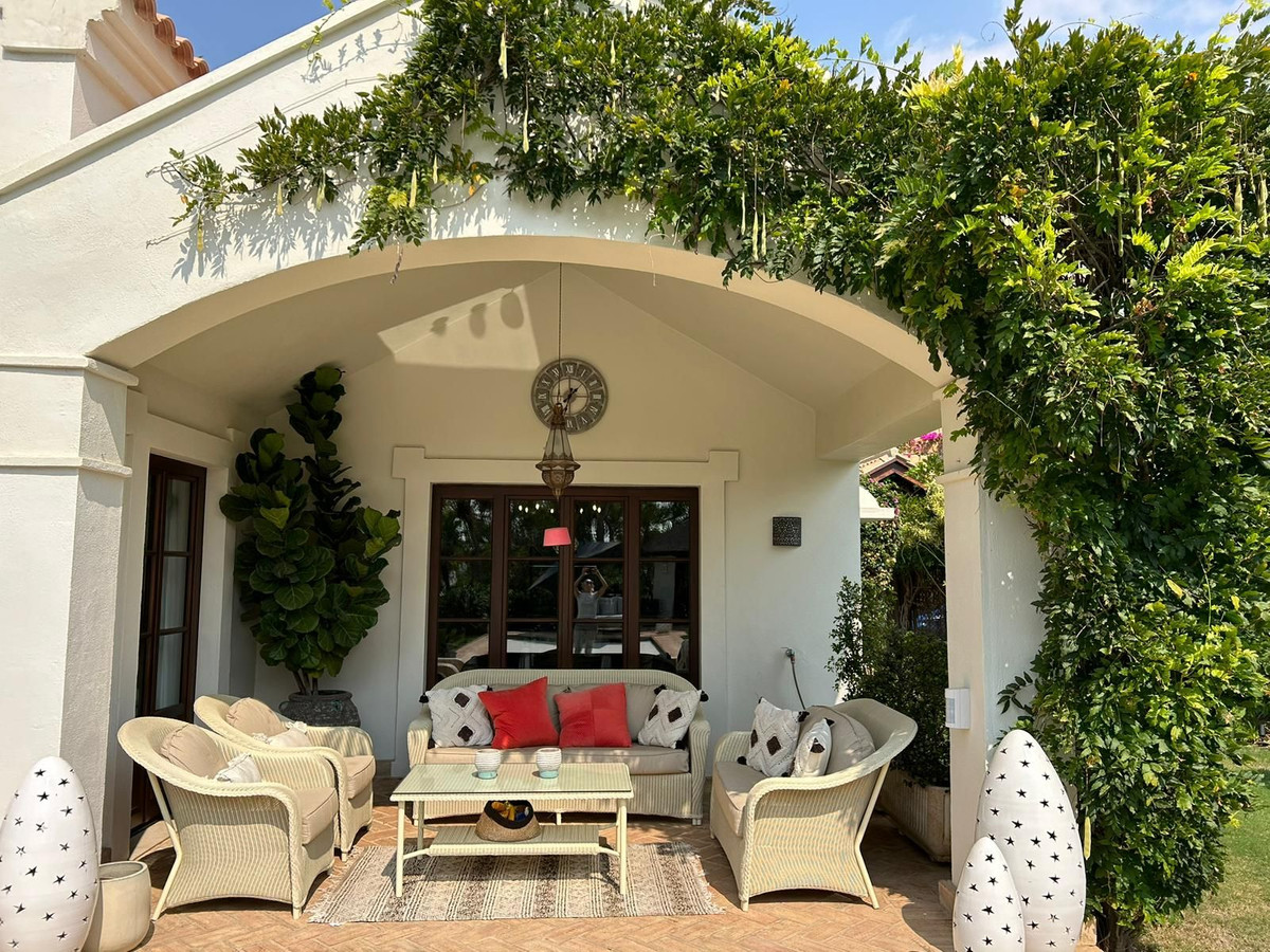 4 Bedroom Villa in Estepona - Photo 3