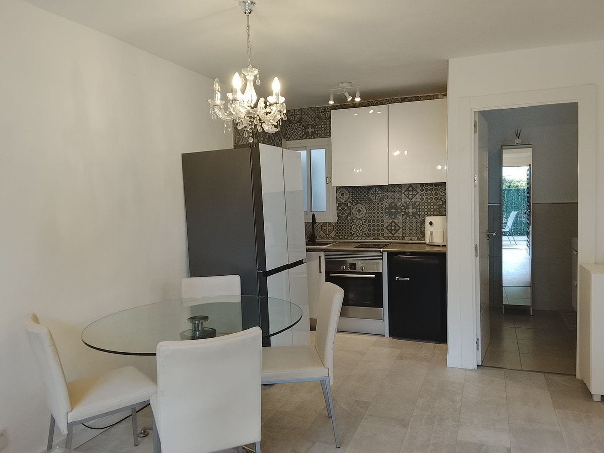 2 Bedroom Apartment in Estepona - Photo 4