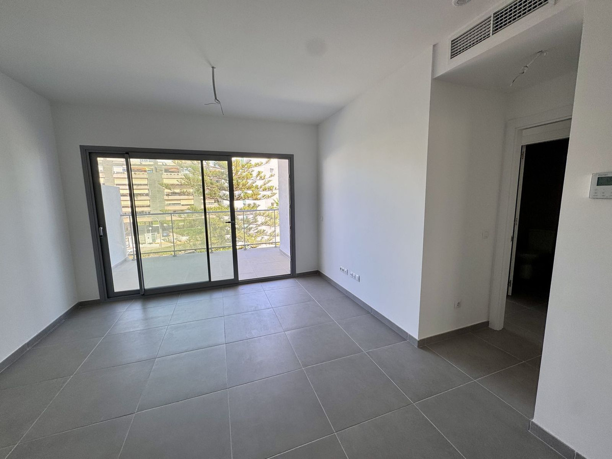 2 Bedroom Apartment in Benalmádena - Photo 21