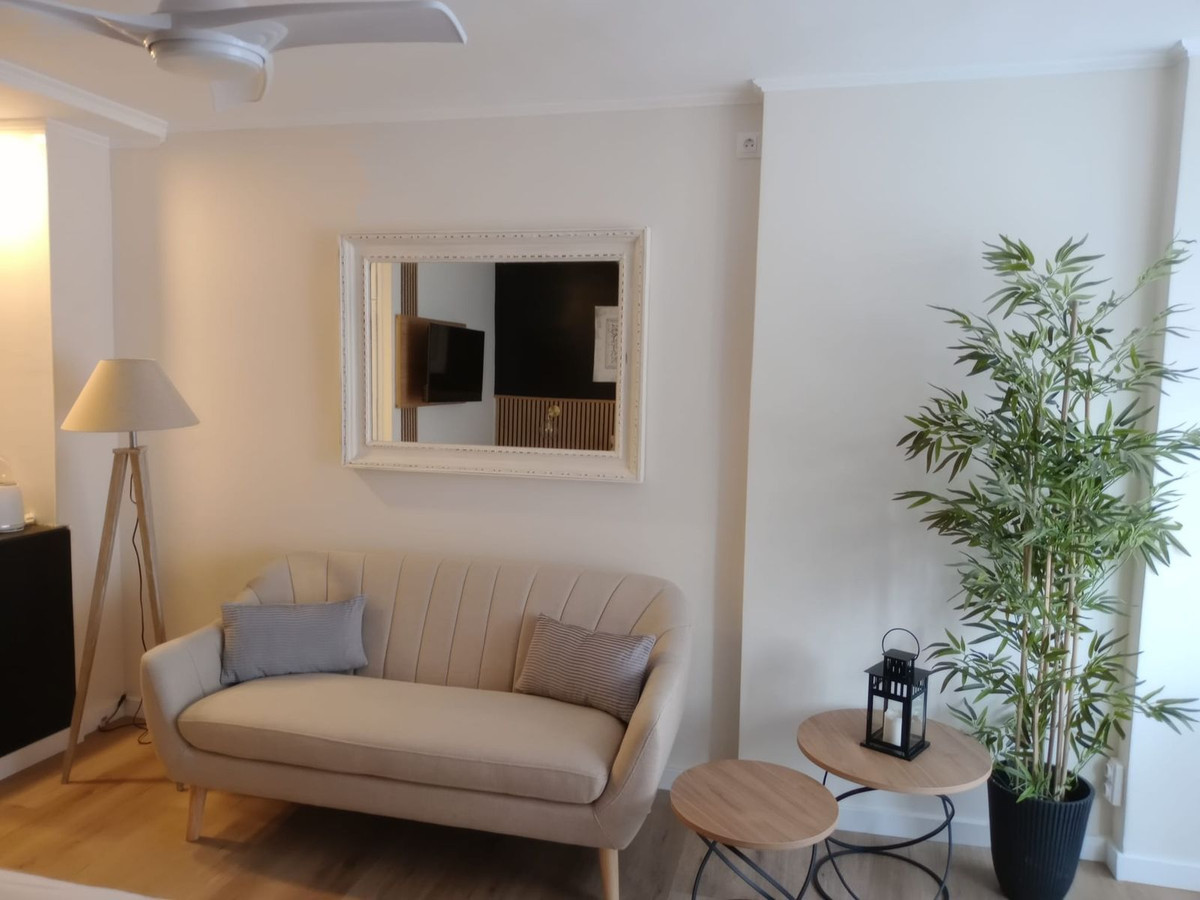 1 Bedroom Apartment in Benalmádena - Photo 3