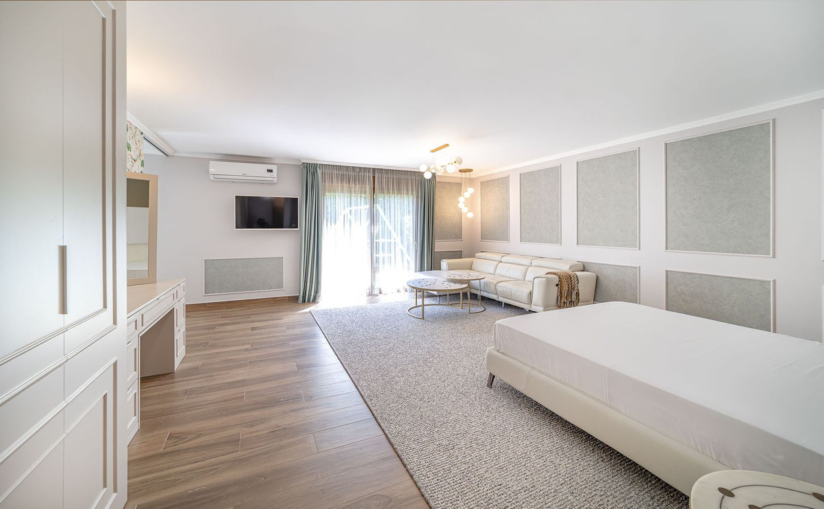 4 Bedroom Villa in Estepona - Photo 35