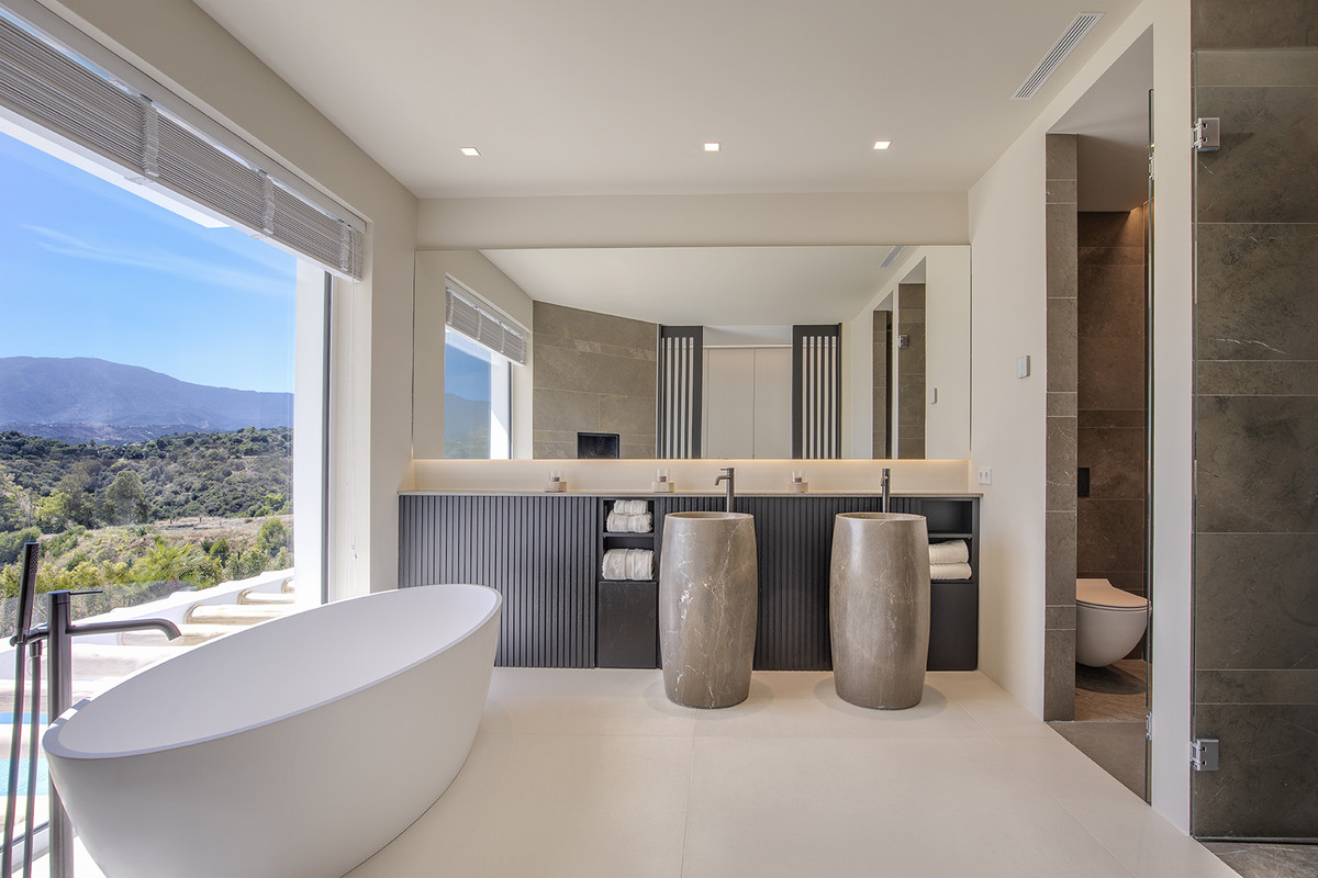 5 Bedroom Villa in Estepona - Photo 14