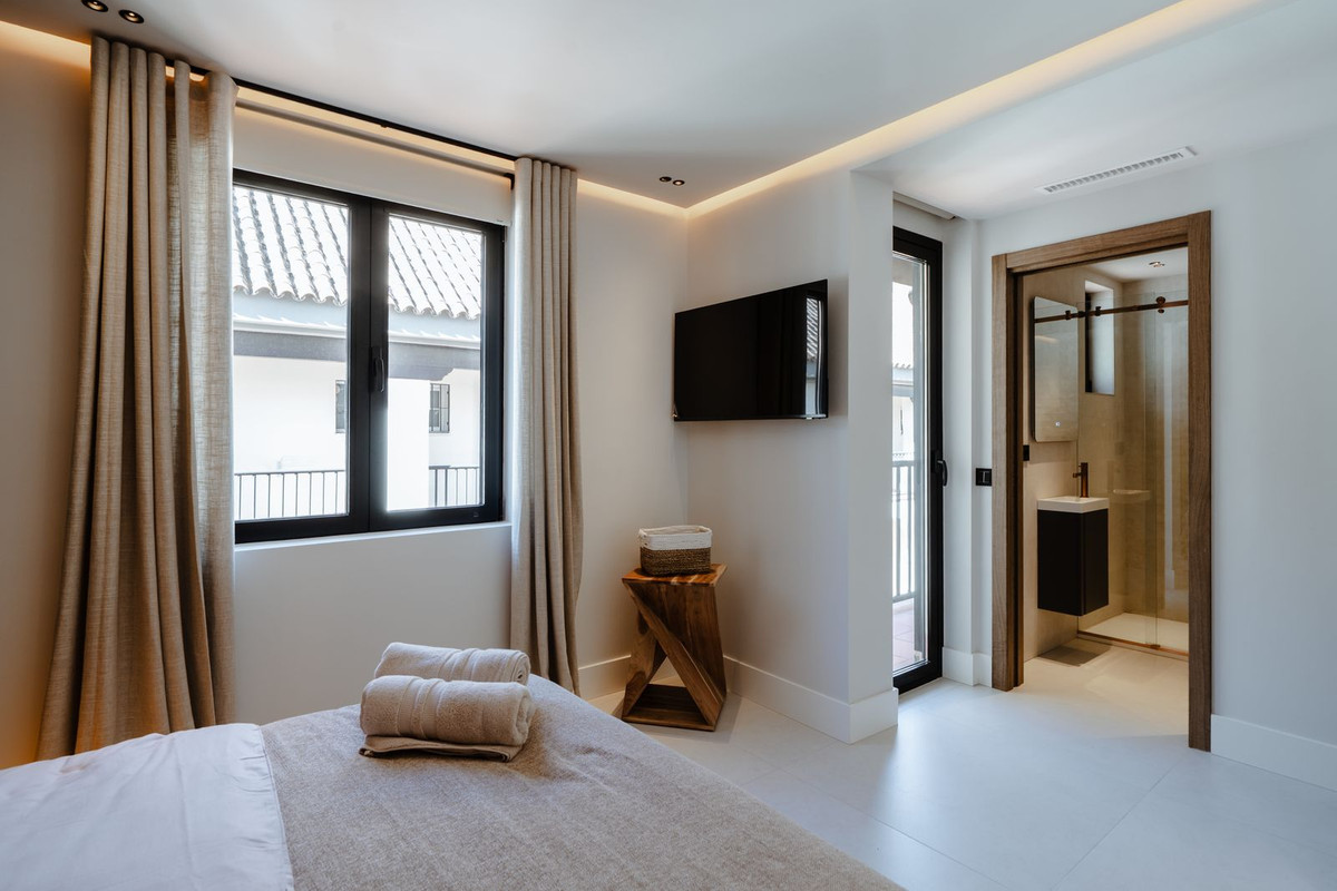 4 Bedroom Townhouse in San Pedro de Alcántara - Photo 28
