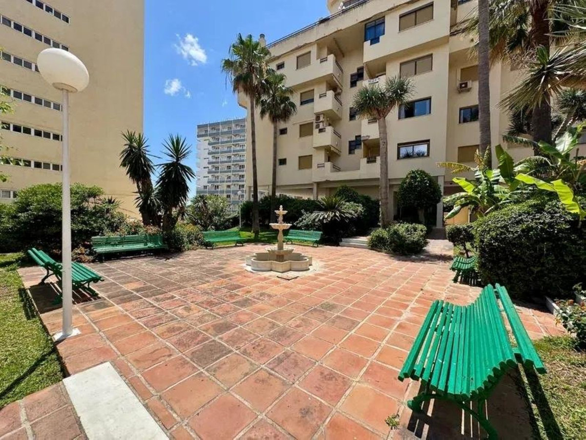 2 Bedroom Apartment in Torremolinos - Photo 25