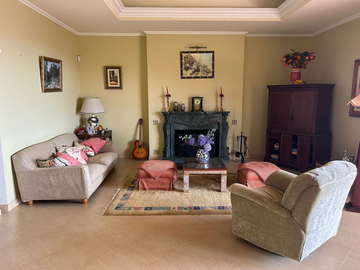 7 Bedroom Villa in Estepona - Photo 20