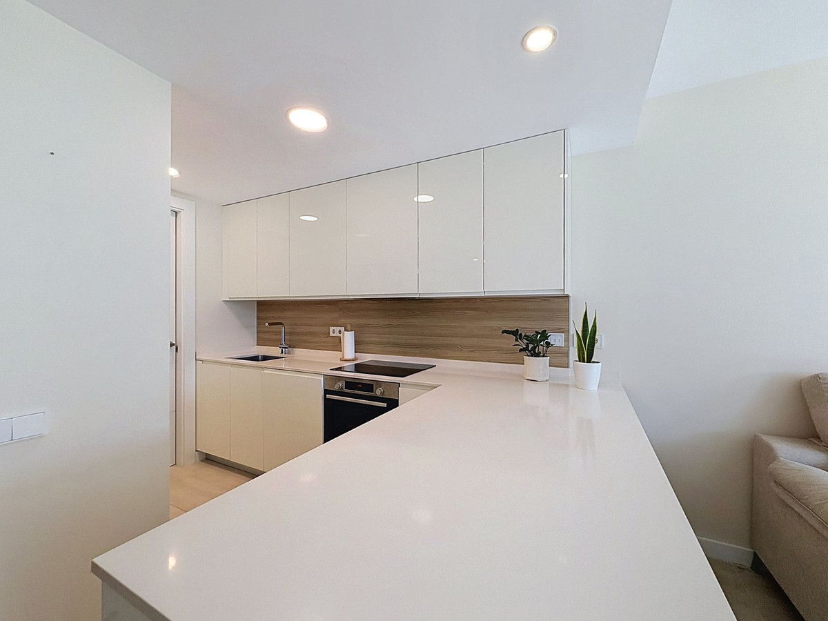 2 Bedroom Apartment in Estepona - Photo 10