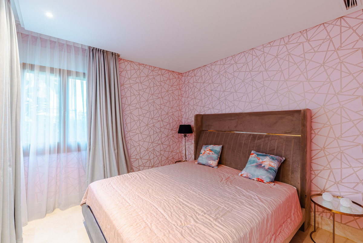 3 Bedroom Apartment in Estepona - Photo 12