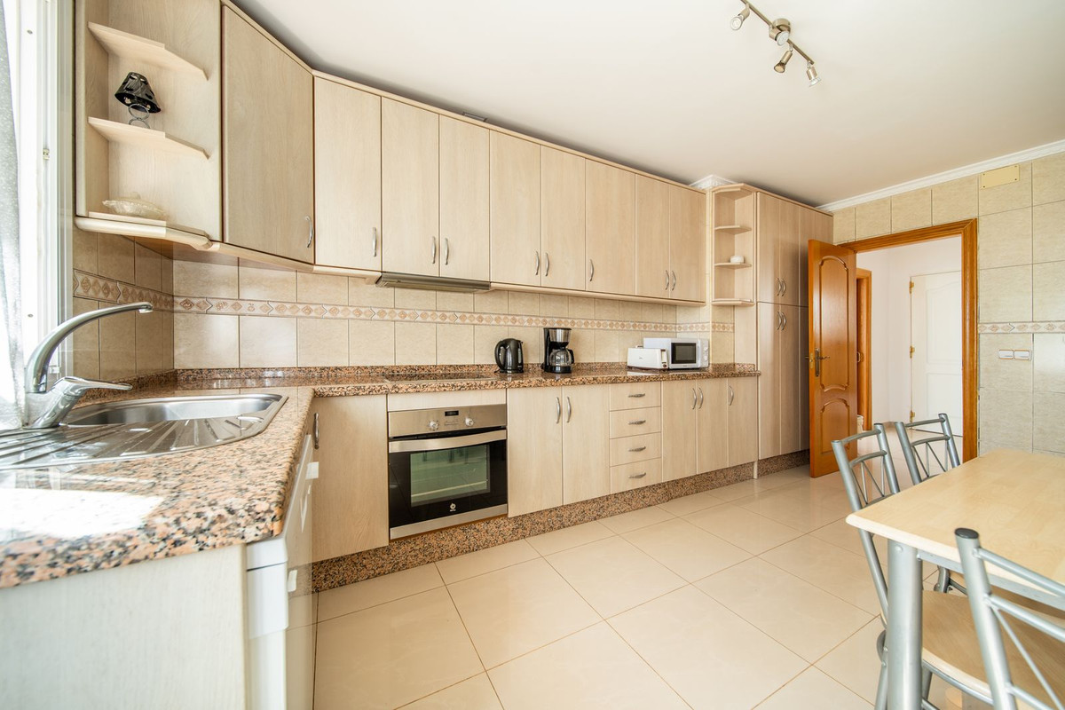 4 Bedroom Villa in Fuengirola - Photo 9