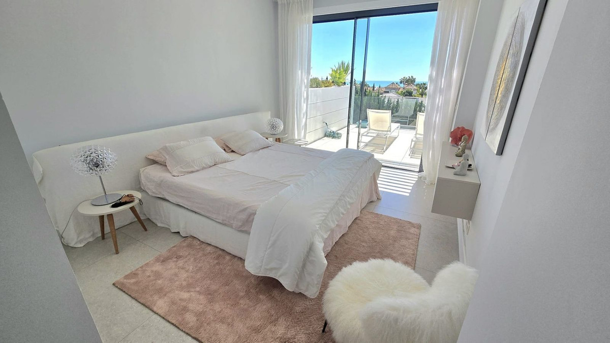 2 Bedroom Apartment in Benahavís - Photo 17