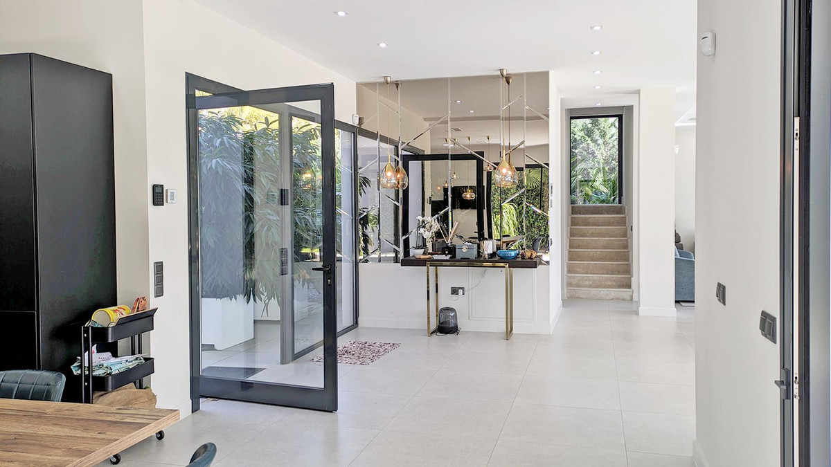 5 Bedroom Villa in Marbella - Photo 9