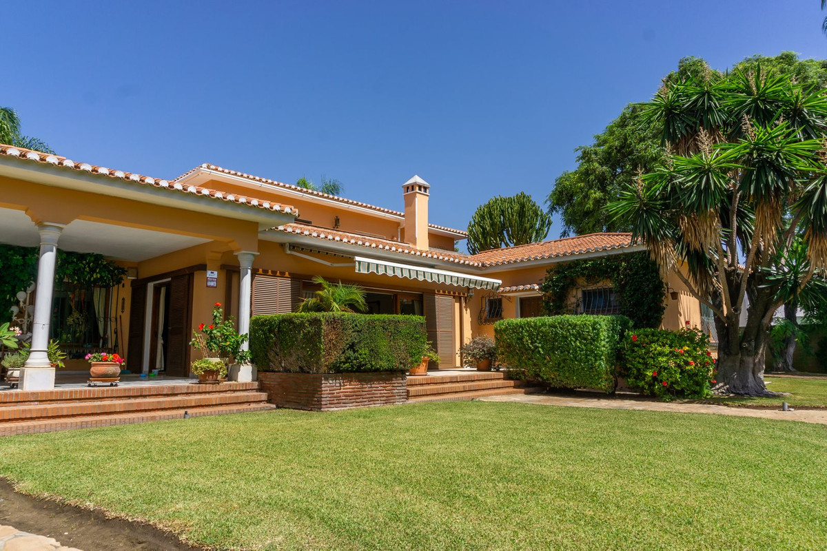 6 Bedroom Villa in Estepona - Photo 10
