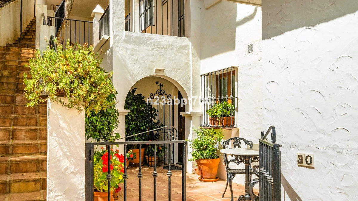2 Bedroom Apartment in Benahavís - Photo 2