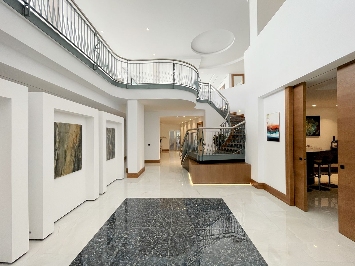 6 Bedroom Villa in San Roque - Photo 61