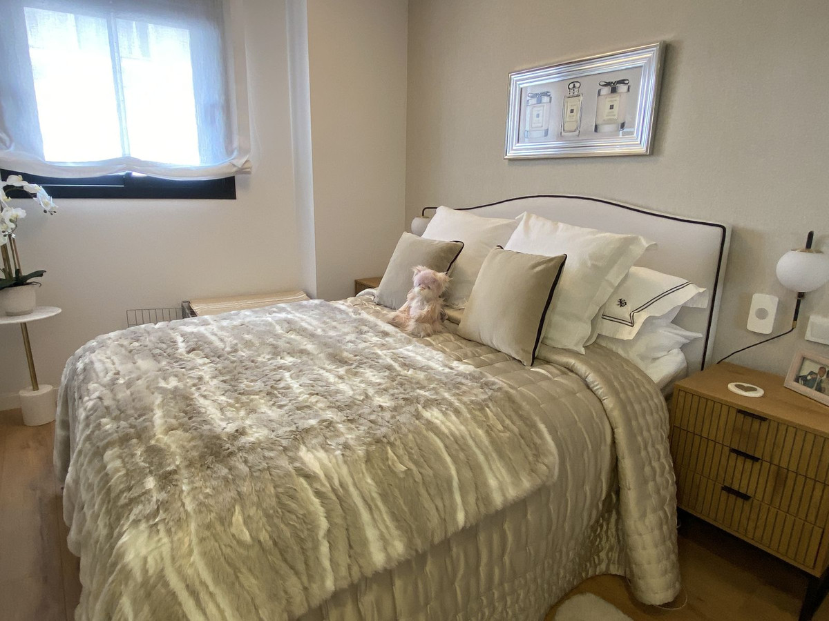 2 Bedroom Apartment in Estepona - Photo 8