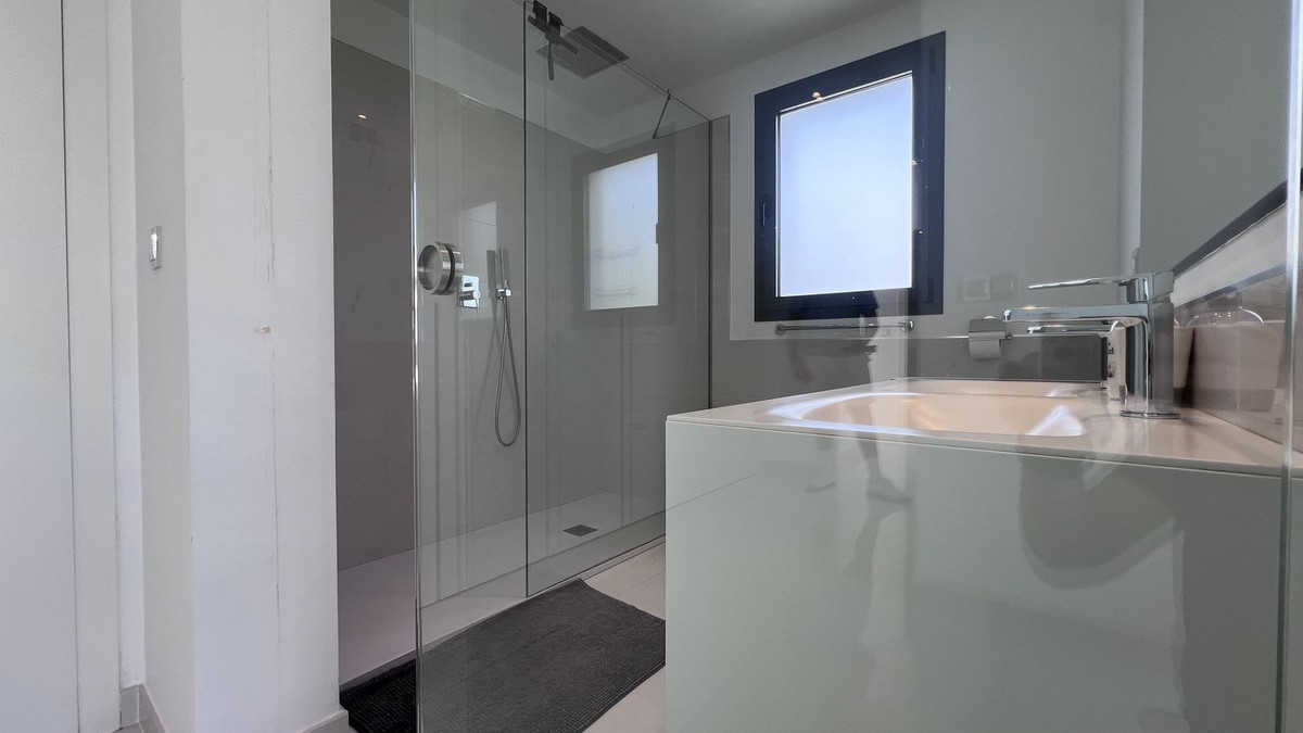 3 Bedroom Penthouse in Estepona - Photo 17
