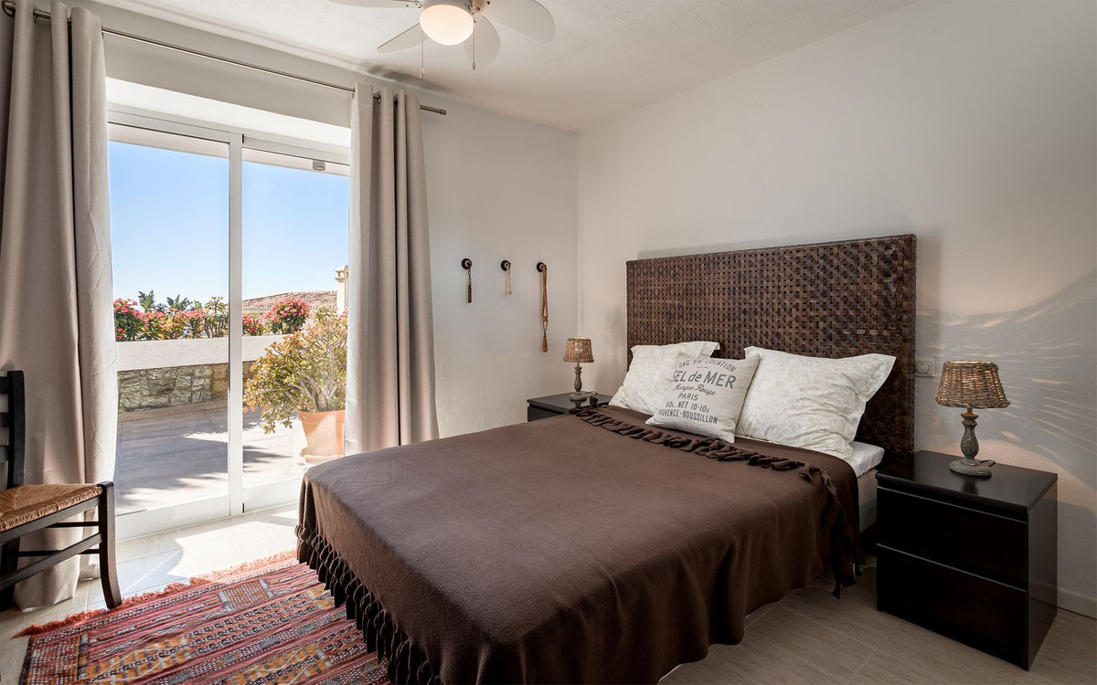 4 Bedroom Villa in Marbella - Photo 20