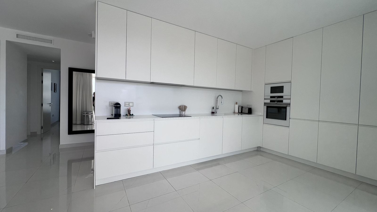 3 Bedroom Penthouse in Estepona - Photo 9
