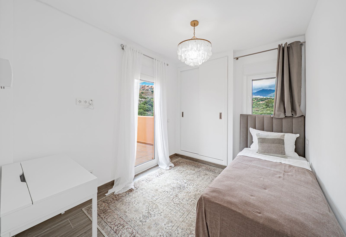 4 Bedroom Townhouse in Benahavís - Photo 11
