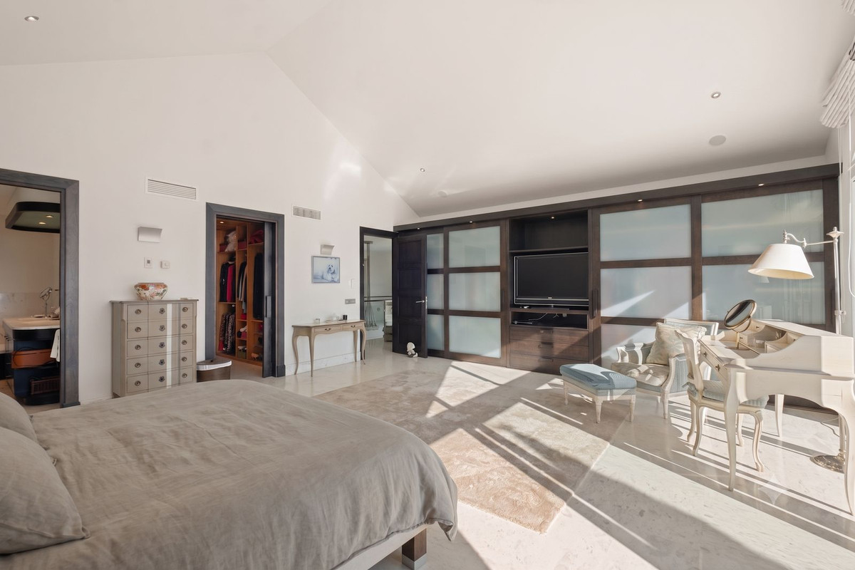 5 Bedroom Villa in Marbella - Photo 25