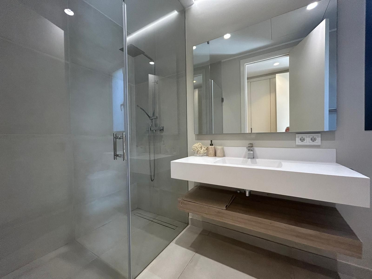 4 Bedroom Villa in Estepona - Photo 9