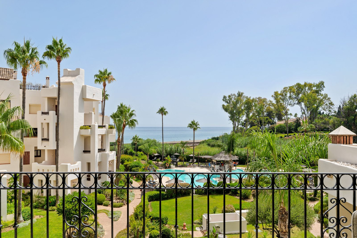 3 Bedroom Apartment in Estepona - Photo 3